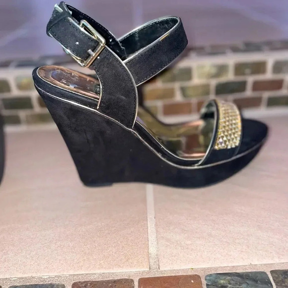 BLACK SBICCA SUEDE WEDGES WITH ANKLE STRAP AND RHINESTONE COVERED TOE STRAP 9 - Picture 1 of 11